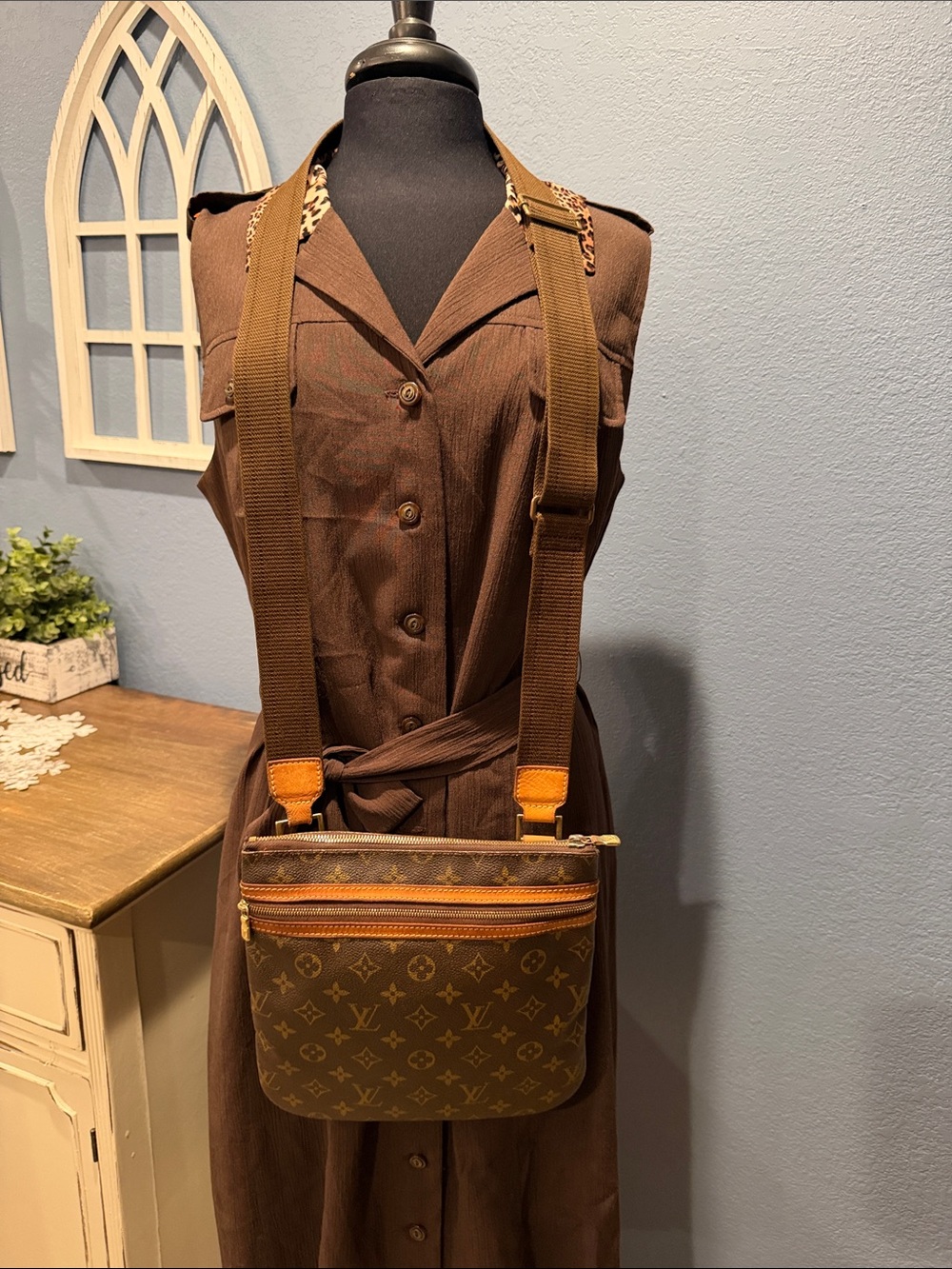 Authentic Louis Vuitton sling/messenger/crossbody bag